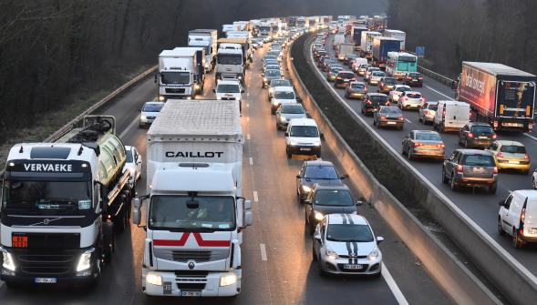 Les routiers « amplifient » le mouvement de grogne ce mercredi, opération escargot sur l’A1