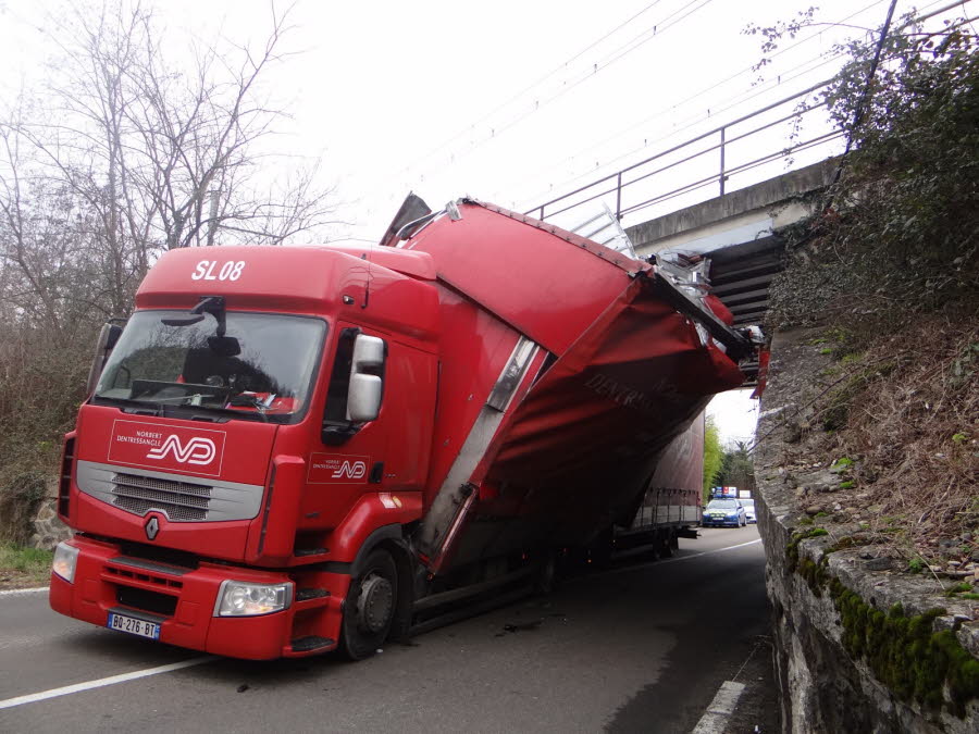 ARDÈCHE (07) : Poids-lourd bloqué sous un pont : la RD86 rouverte