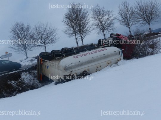 DOUBS : UN CAMION DANS LE FOSSÉ ENTRE HOUTAUD ET CHAFFOIS