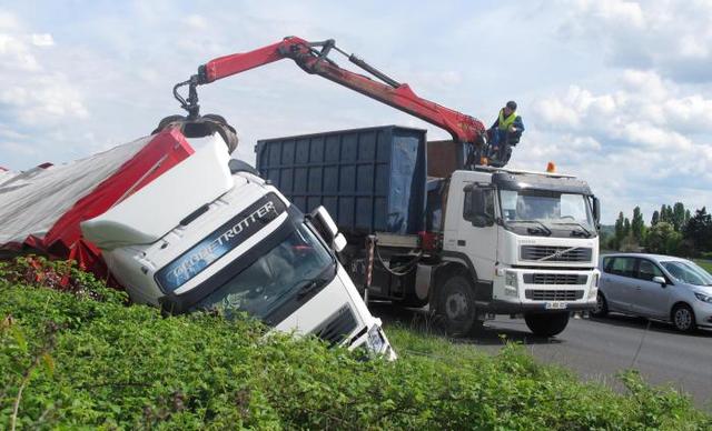 A 10 : le camion  ( portugais au hasard) se couche dans le fossé