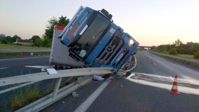 Sarthe. Spectaculaire accident de poids lourd sur l&rsquo;autoroute A11