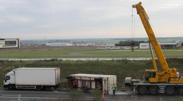 Routier étranger/  CHASSENEUIL A 10 : un camion sur le flanc