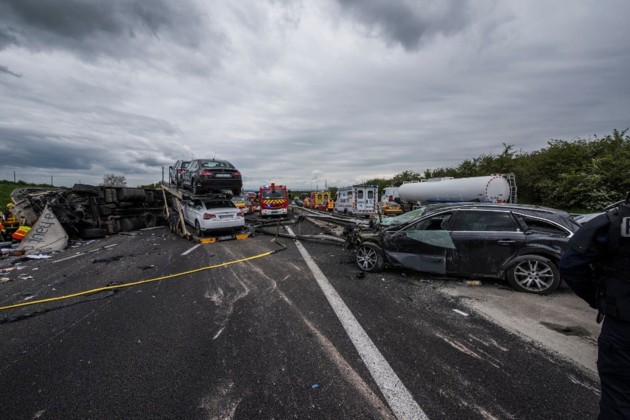 Les Mureaux Carambolage sur l&rsquo;A13 entre la Normandie et Paris. Le chauffeur du camion est mort