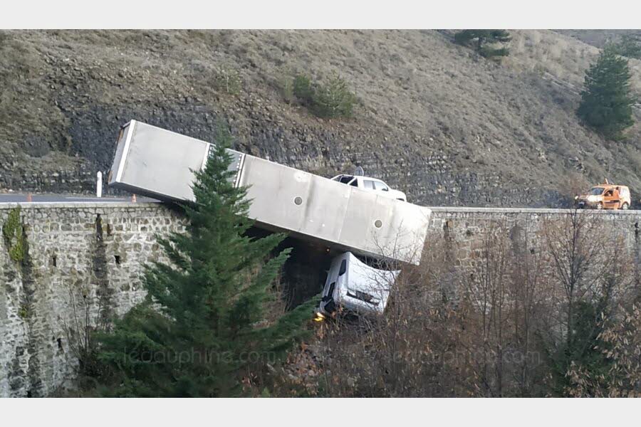 ARDÈCHE Veyras : un camion suspendu dans le vide sur la D104