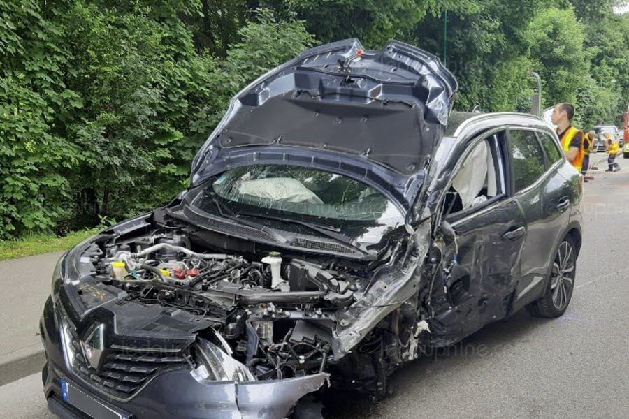 les-deux-occupantes-du-renault-kadjar-blessees-ont-ete-transportees-a-l-hopital-de-bourgoin-jallieu-1561150453