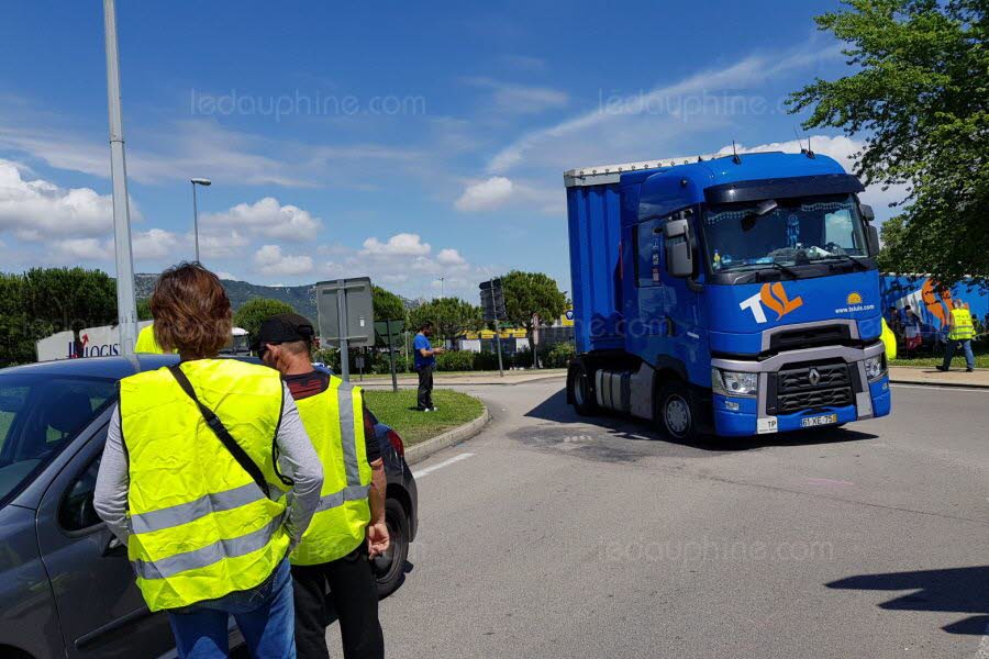 un-camion-bloque-dans-le-rond-point-de-l-entree-sud-de-l-autoroute-a7-a-cause-d-un-pneu-volontairement-degonfle-1561200592
