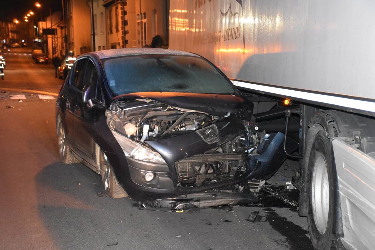 Un camion percute 7 voitures garées avenue de la République à Saint-Flour (Cantal)