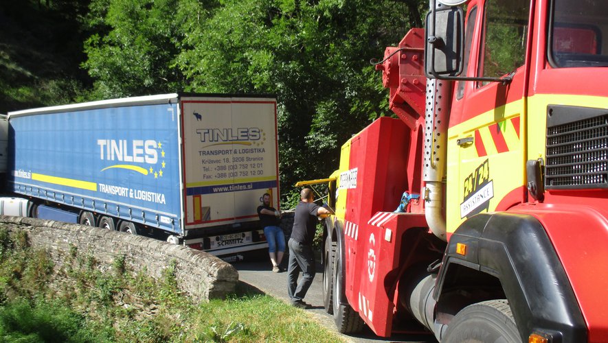 Lozère : encore un camion qui emprunte la RN 106 malgré l&rsquo;interdiction et se retrouve coincé