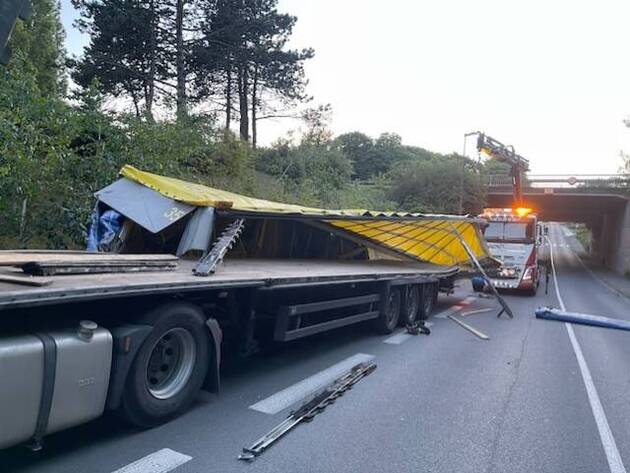 Trop haut, un poids lourd heurte un pont près de Caen