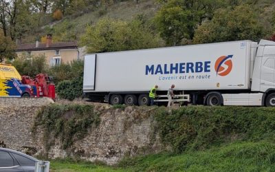 Circulation : un conducteur de camion ne voit pas un panneau et bloque pendant 2 heures un village du Lot